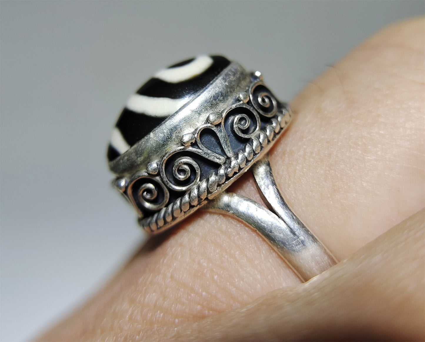 Genuine Tibetan Ancient Two Eyes Dzi Bead Ring Amulet Old Antique Real Himalaya Agate Nepal 2 Eyed Pure Gzi Talisman Bracelet