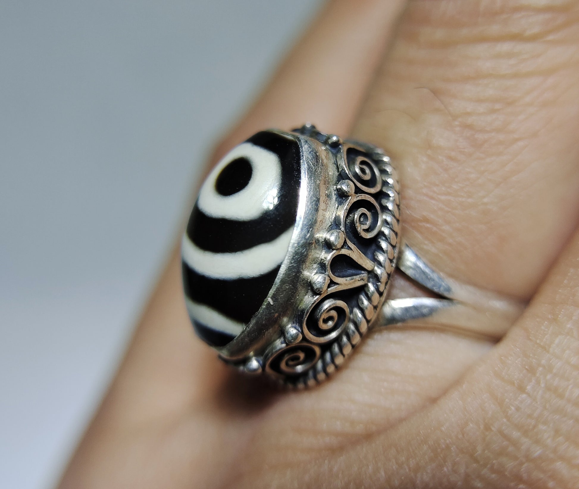 Genuine Tibetan Ancient Two Eyes Dzi Bead Ring Amulet Old Antique Real Himalaya Agate Nepal 2 Eyed Pure Gzi Talisman Bracelet