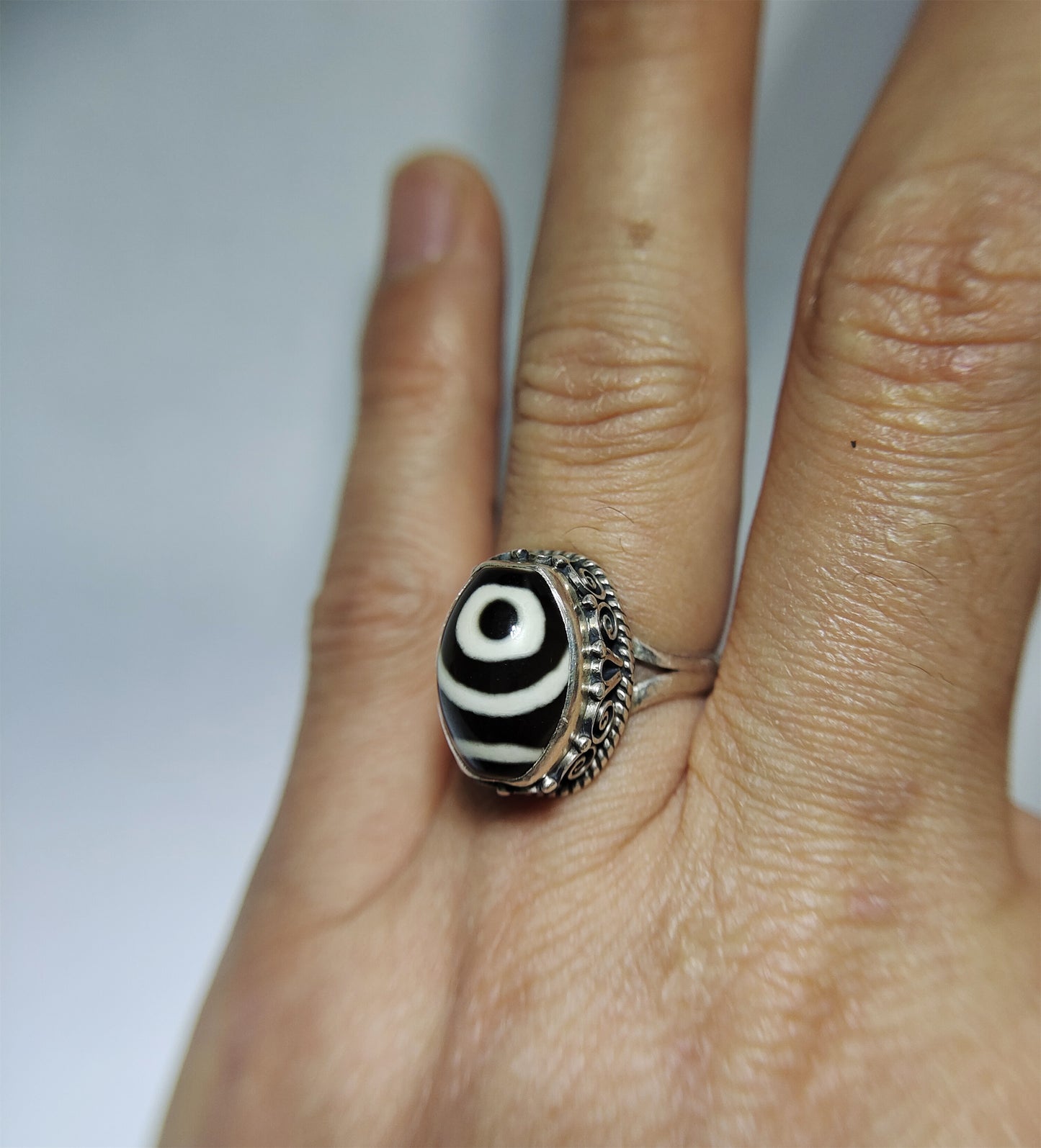 Genuine Tibetan Ancient Two Eyes Dzi Bead Ring Amulet Old Antique Real Himalaya Agate Nepal 2 Eyed Pure Gzi Talisman Bracelet