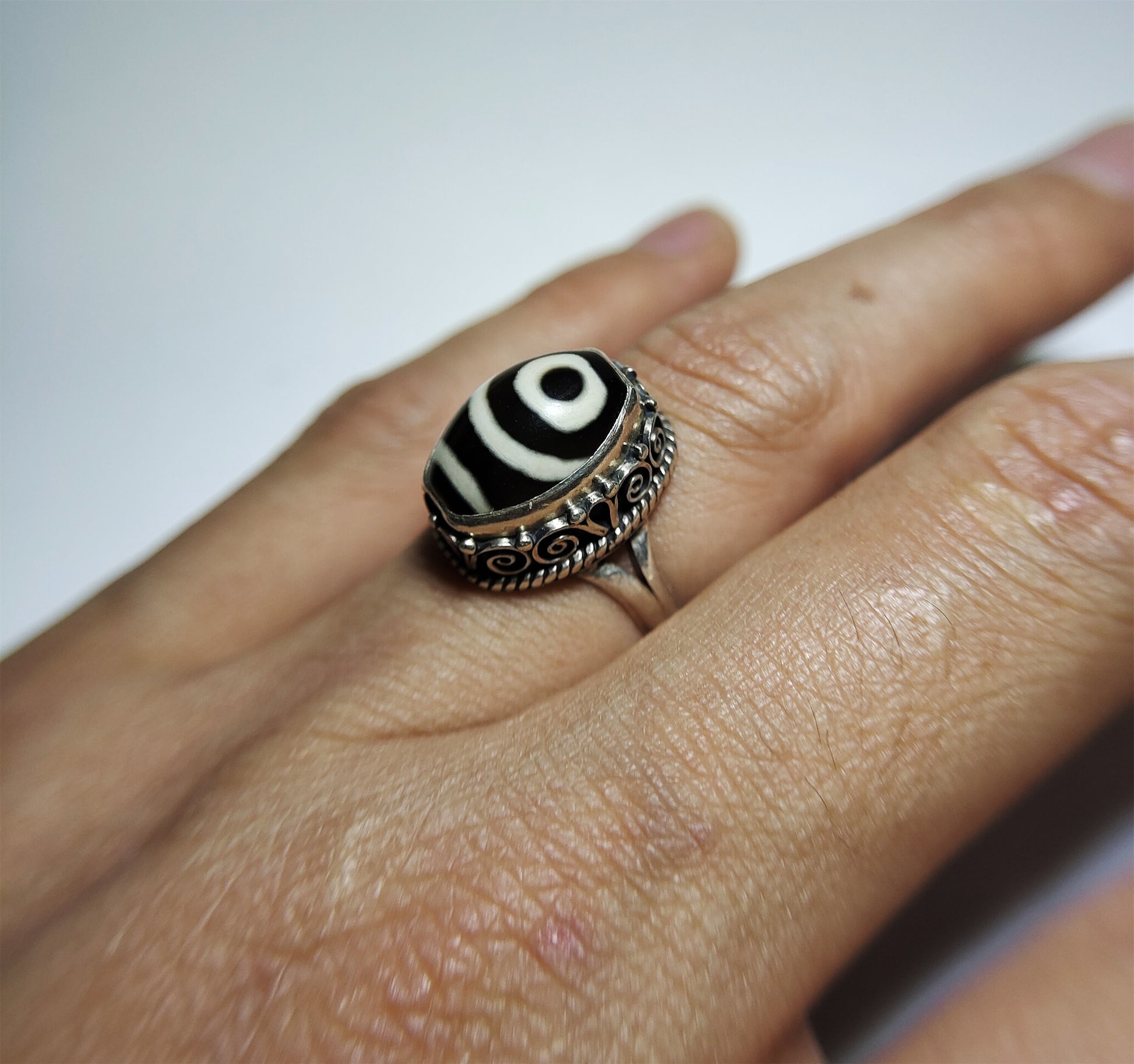 Genuine Tibetan Ancient Two Eyes Dzi Bead Ring Amulet Old Antique Real Himalaya Agate Nepal 2 Eyed Pure Gzi Talisman Bracelet