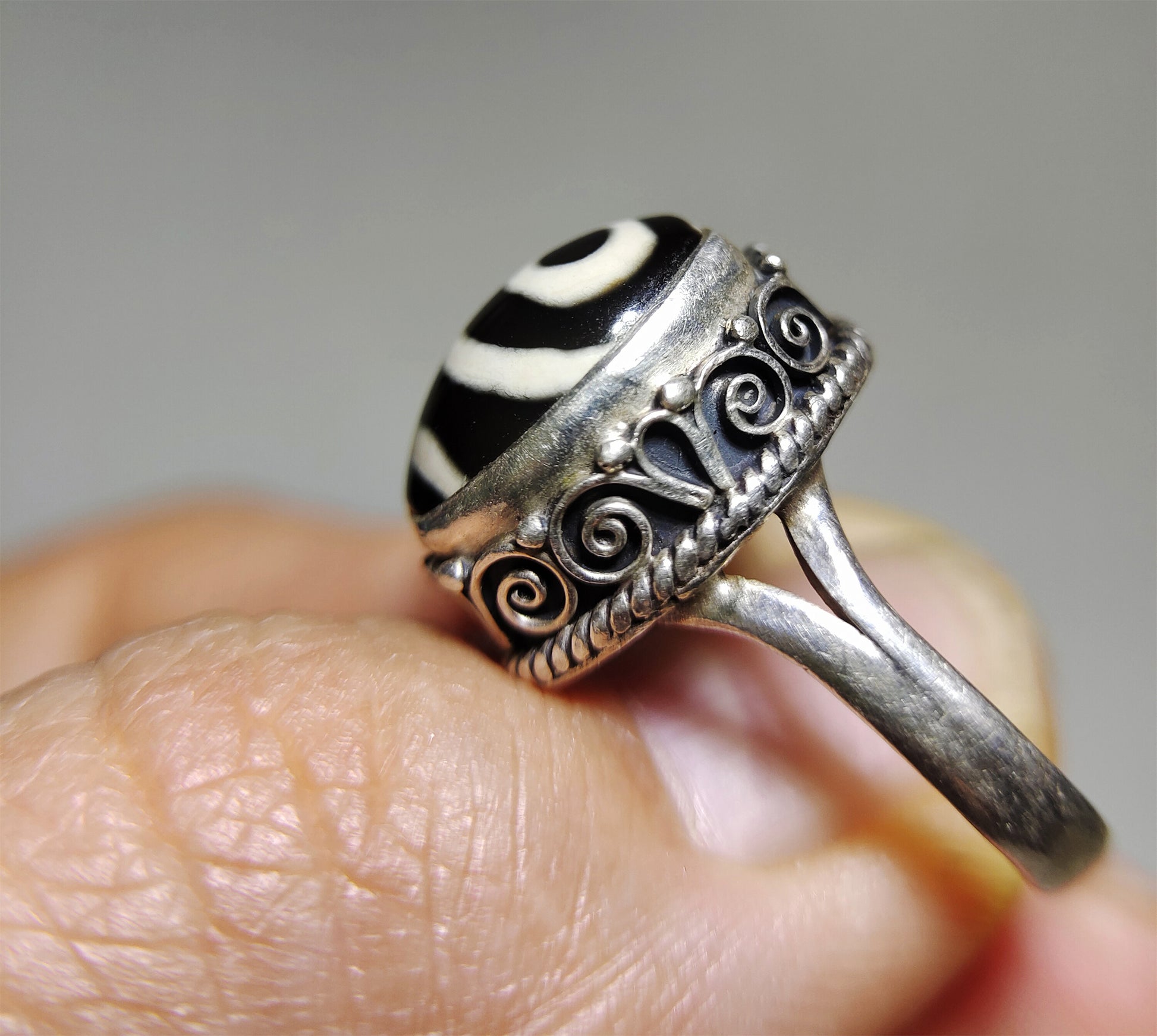 Genuine Tibetan Ancient Two Eyes Dzi Bead Ring Amulet Old Antique Real Himalaya Agate Nepal 2 Eyed Pure Gzi Talisman Bracelet