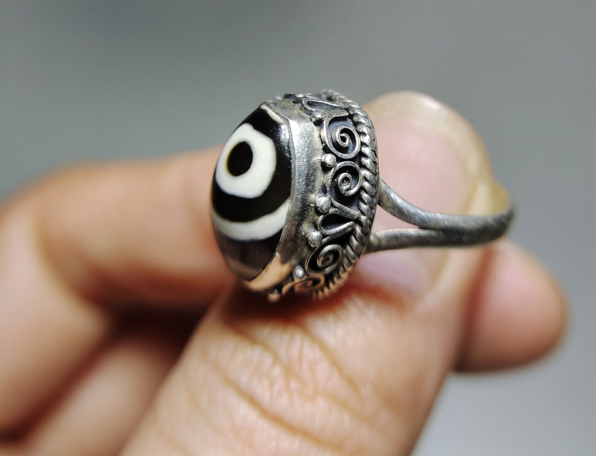 Genuine Tibetan Ancient Two Eyes Dzi Bead Ring Amulet Old Antique Real Himalaya Agate Nepal 2 Eyed Pure Gzi Talisman Bracelet