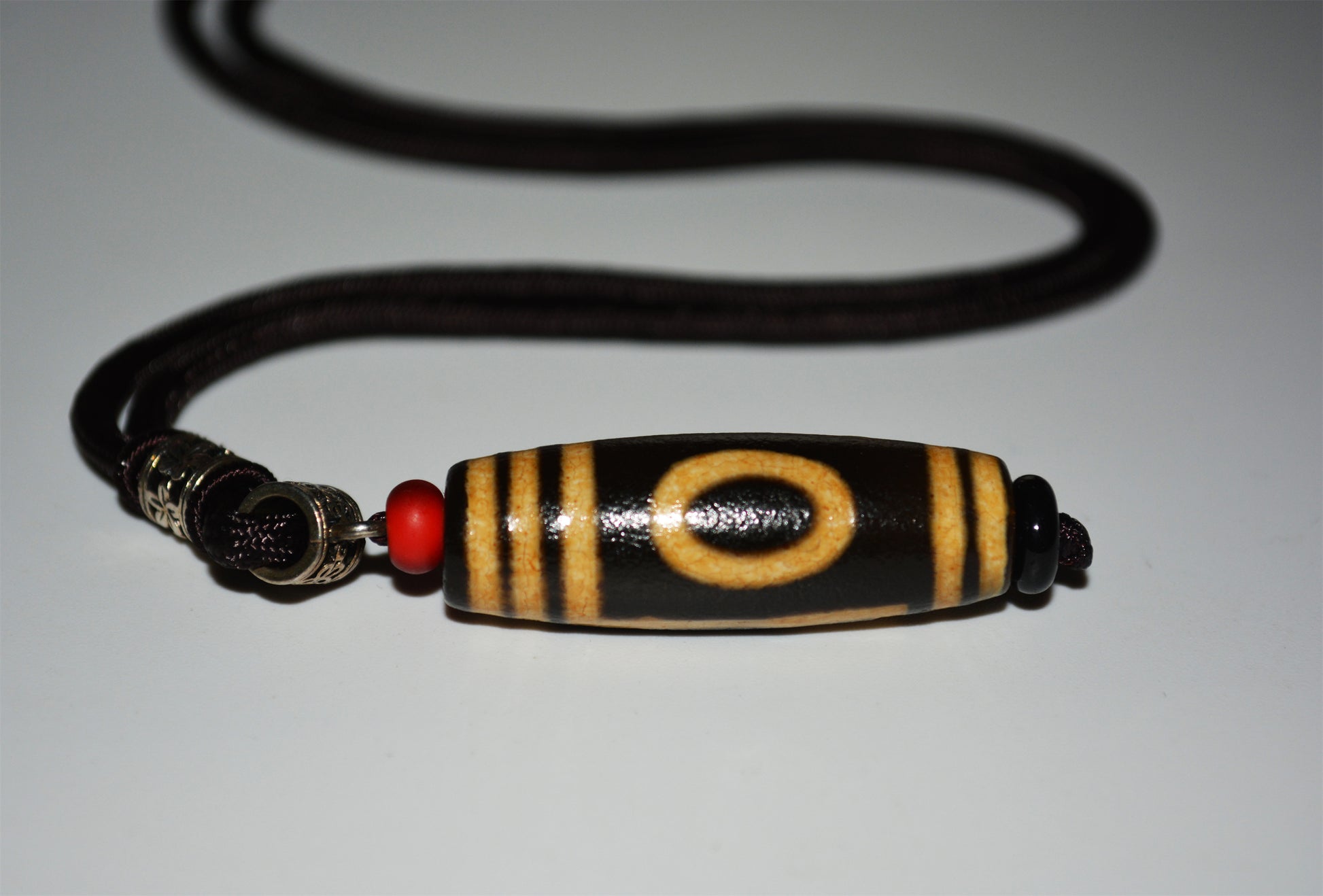 Real Tibetan Ancient One Eyed Mountain Dzi Bead Amulet Himalaya Pure 1 Eye Gzi Pendant Genuine Old Antique Agate Talisman Bracelet