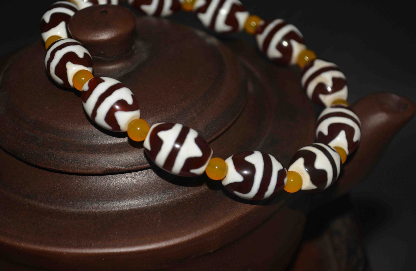 Real Tibetan Old Tiger Tooth Dzi Bead Bracelet Mala Amulet Water Wave Himalayas Pure Zigzag Gzi Talisman Prayer Beads